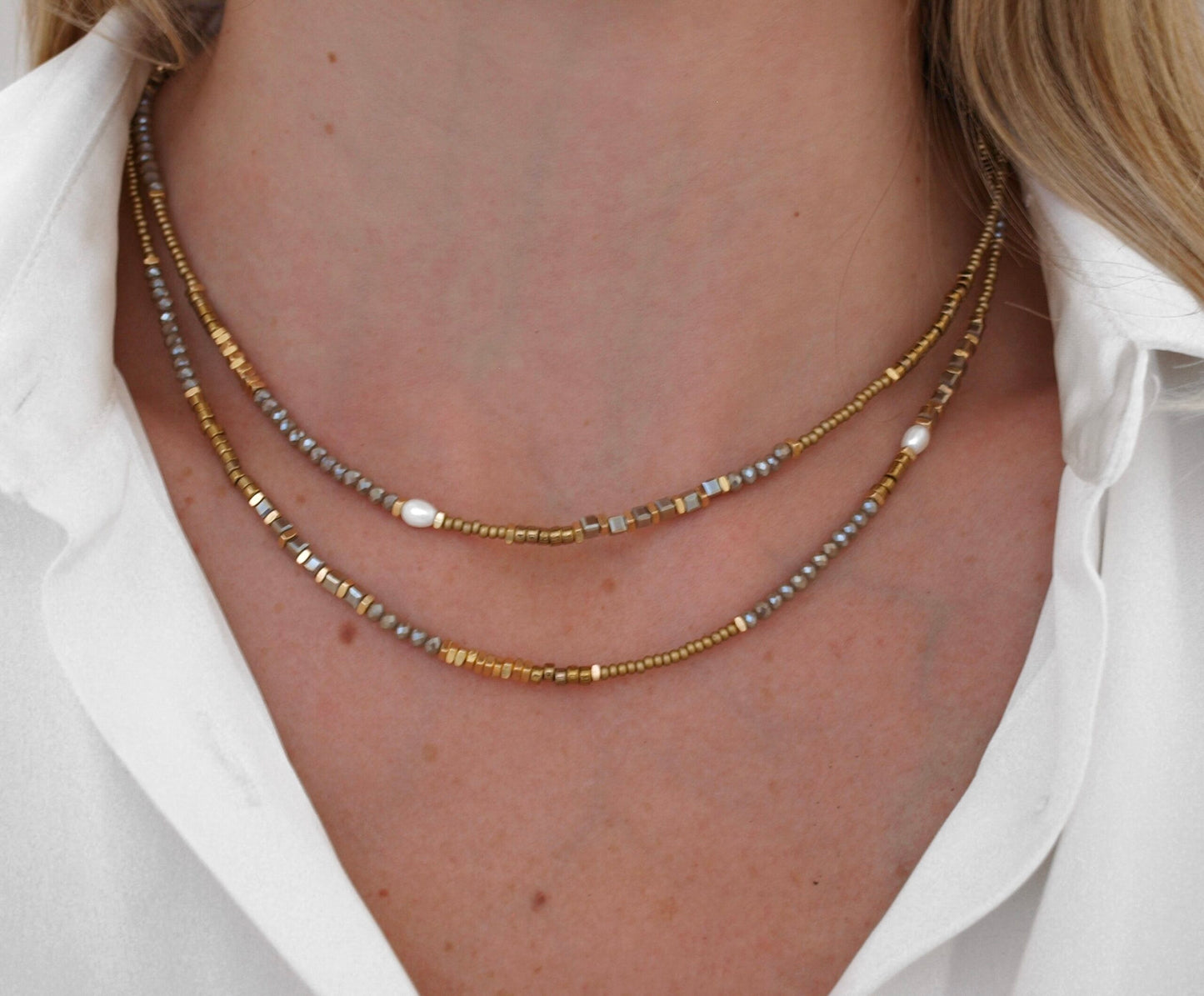 Lange Perlenkette beige