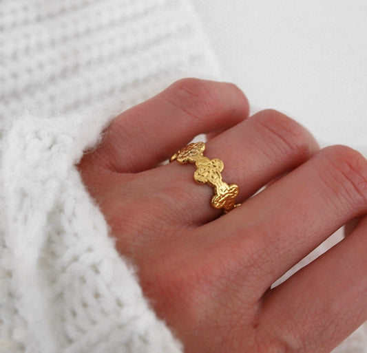Clover Line Ring